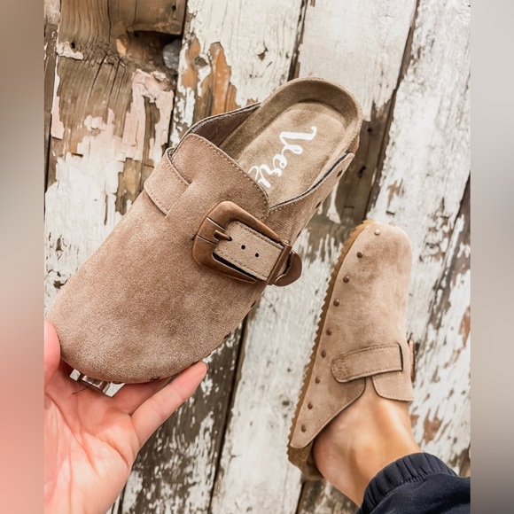 NIB Very G Boston Vegan Suede Light Taupe Western Belt Buckle Clogs Slides - Picture 3 of 3